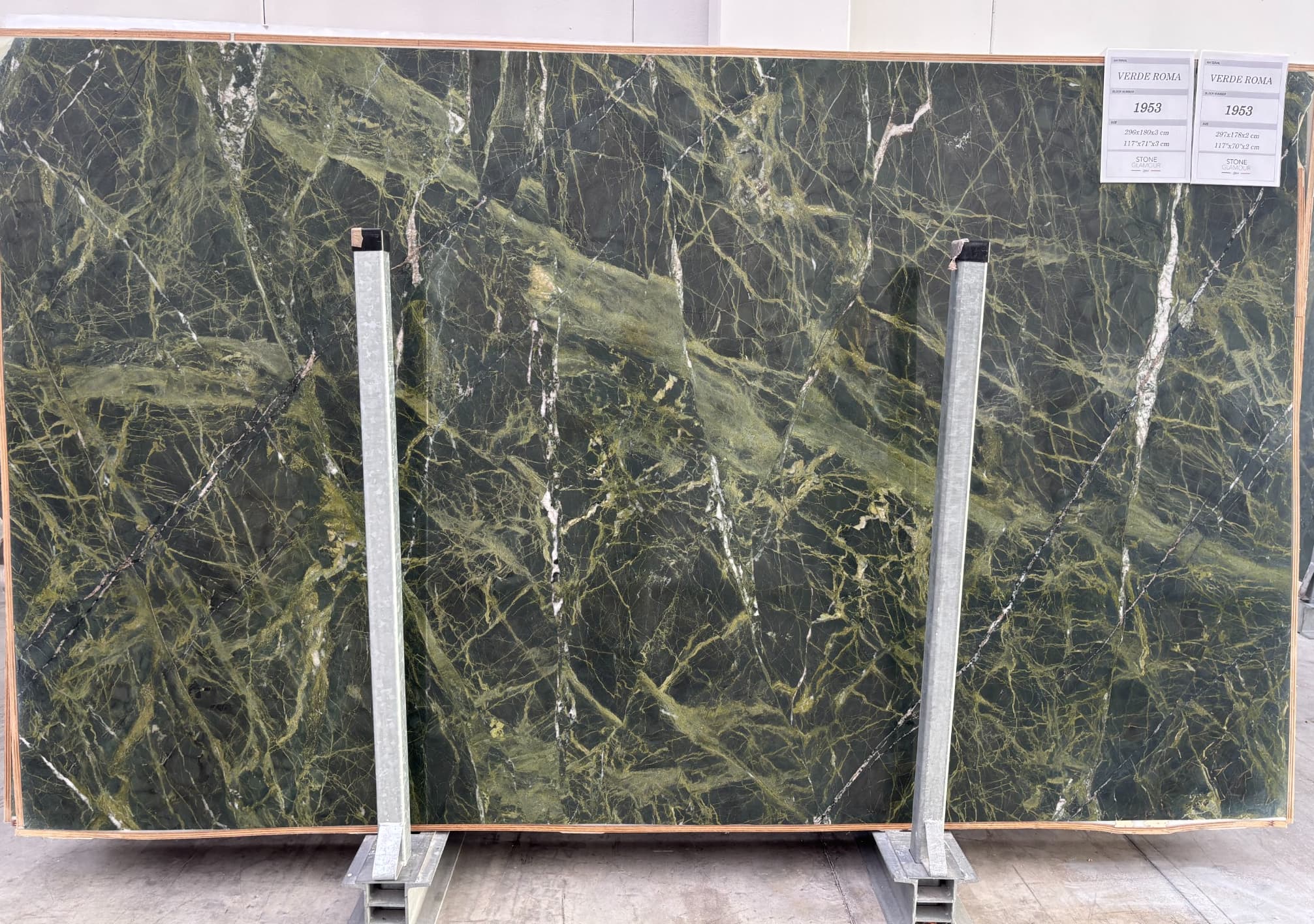 Dokumentarisk foto af karakterfuld naturstensråplade i ARVOLs udvalgte bibliotek